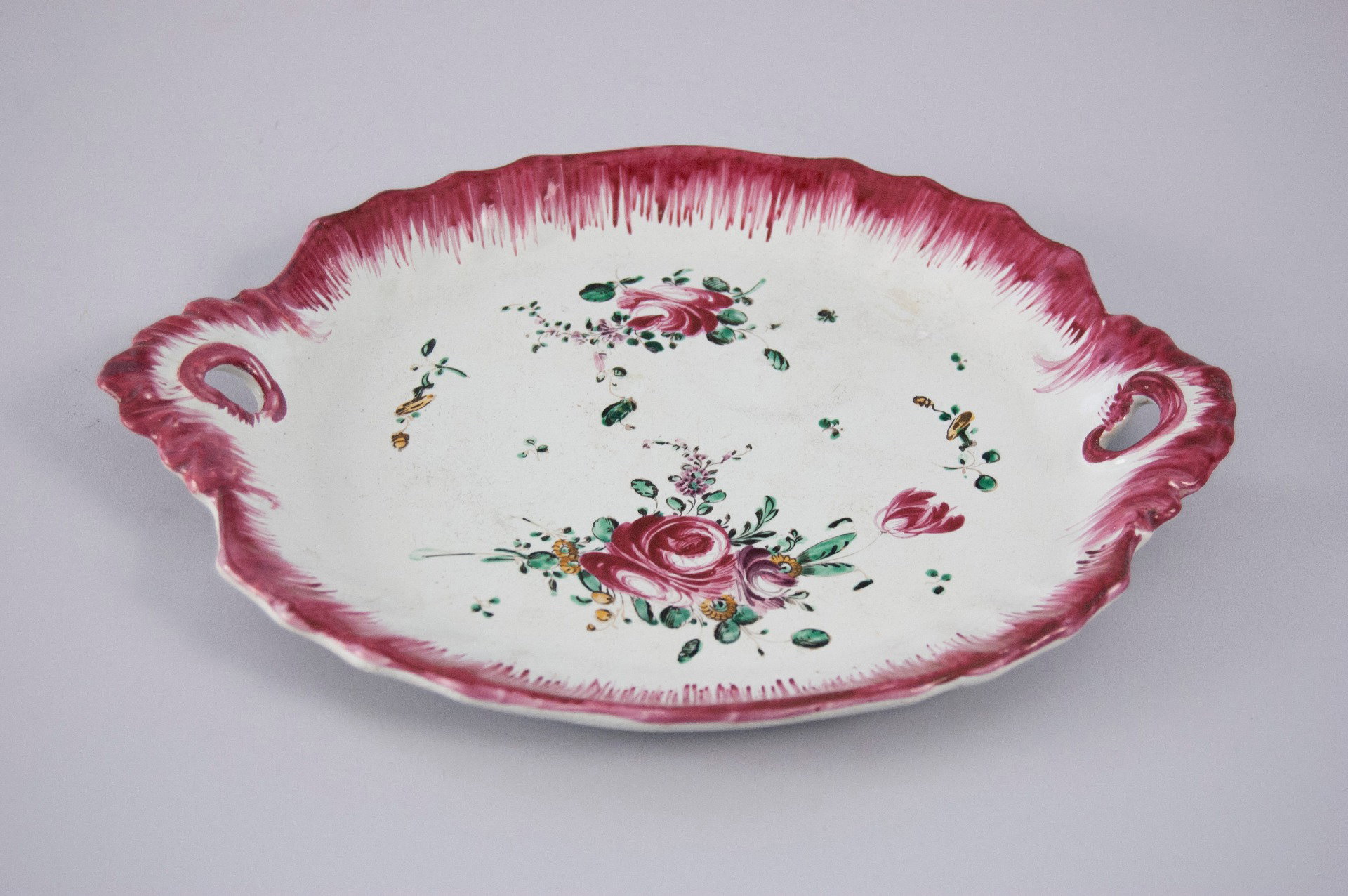 Pesaro (XVIII Secolo), Vassoio alla rosa in maiolica policroma